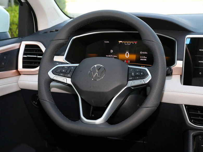 Volkswagen Tiguan на минималках. В Россию привезли совершенно новый Volkswagen Tharu XR: 6-ступенчатый «автомат» за 2,45 млн рублей